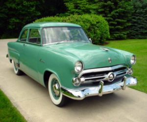 1952 Ford Mainline front