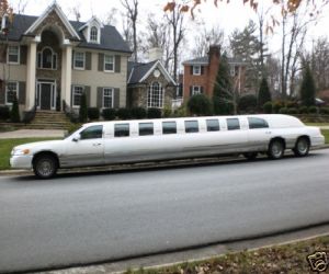 Exterior view of the Lincoln Stretch Limo