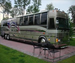 1998 Prevost Country Coach front