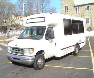 2002 Ford E450 Champion right side view