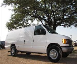 2005 Ford E-Series Van right front