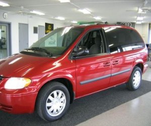 2006 Chrysler Town & Country Minivan left front