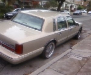 Image of a 1996 Lincoln sedan